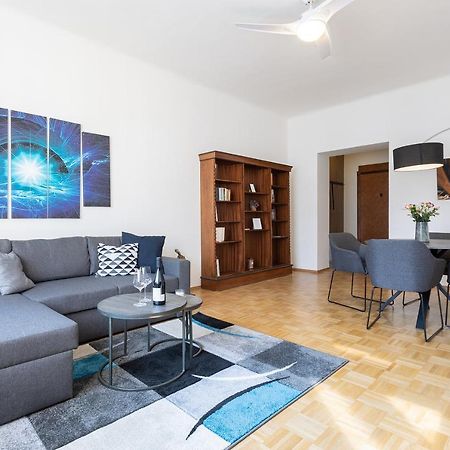 Bright And Spacious Attic Apartment Прага Екстер'єр фото